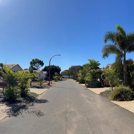 Outback Oasis Caravan Park Carnarvon Ngoại thất bức ảnh